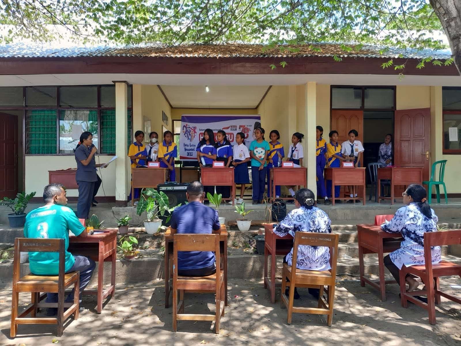 Maknai Hari Guru ke-78, Puluhan Guru SMPN 2 Maumere Layani Ratusan Siswa dengan Tulus Hati