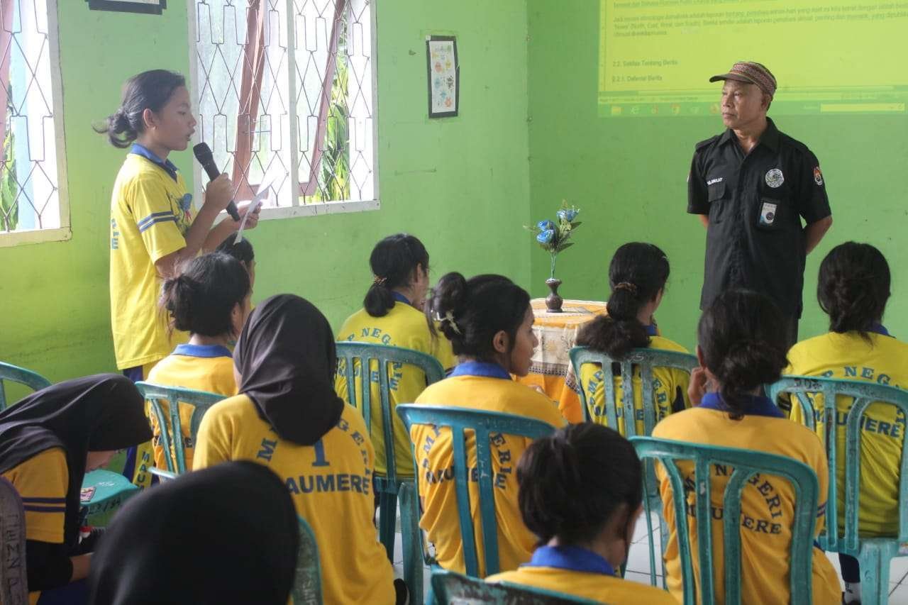 Pengurus OSIS SMPN I Maumere Antusias Ikuti Latihan Dasar Kepemimpinan dan Jurnalistik