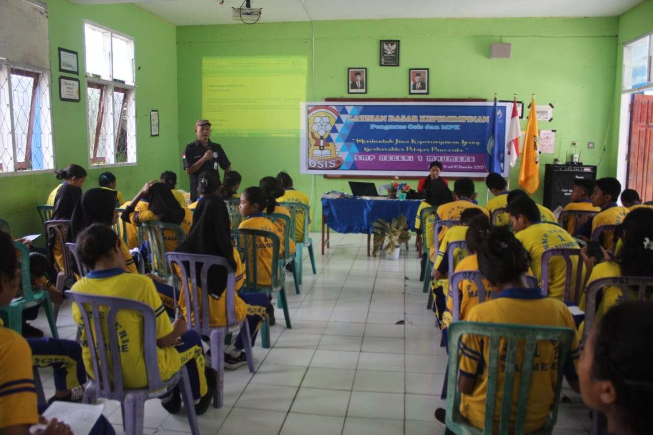 Pengurus OSIS SMPN I Maumere Antusias Ikuti Latihan Dasar Kepemimpinan dan Jurnalistik