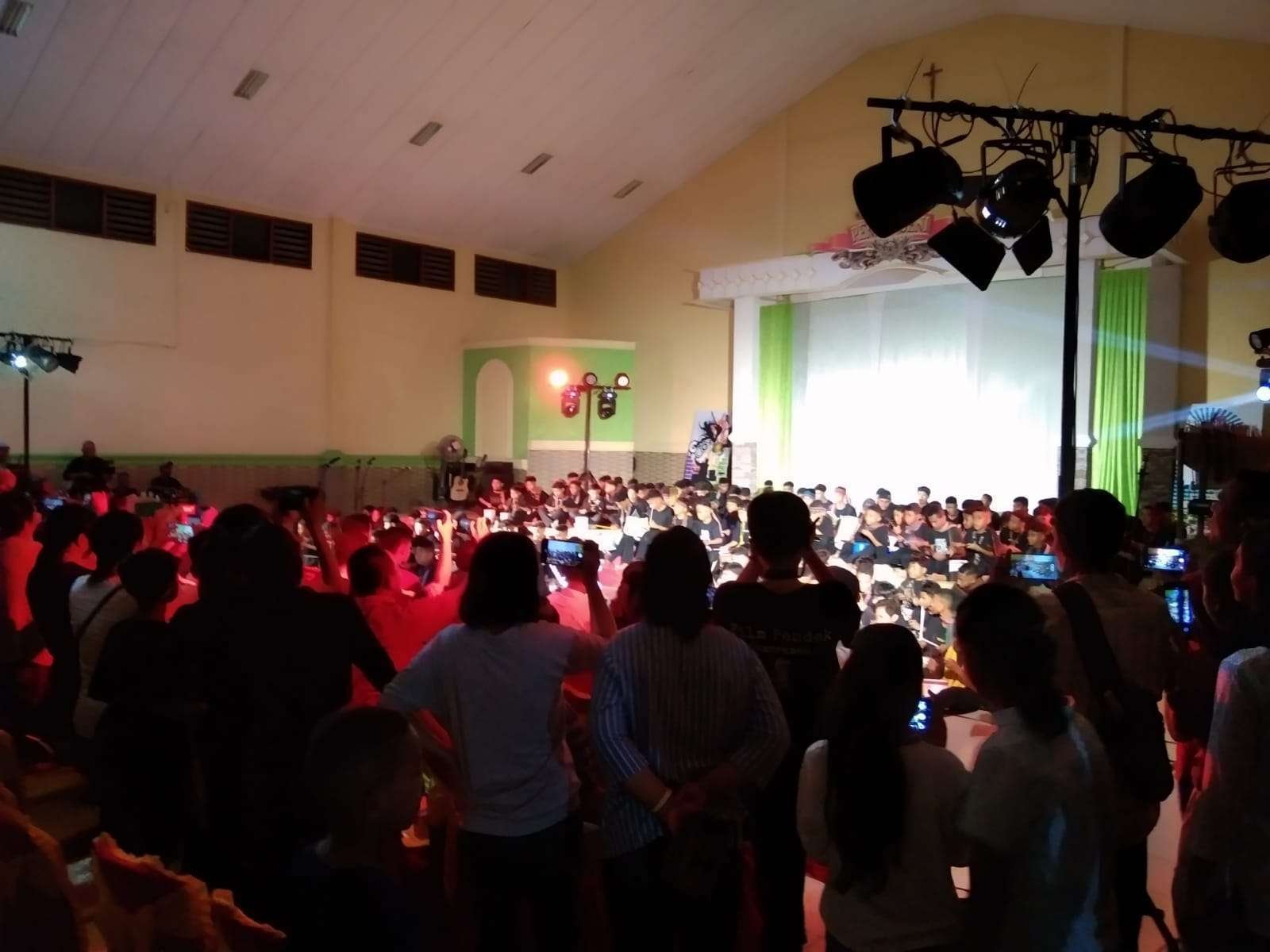 Pentas Seni Balutan Budaya Nusantara SMPK Frater Maumere Hipnotis Ribuan Warga Lintas Agama di Sikka