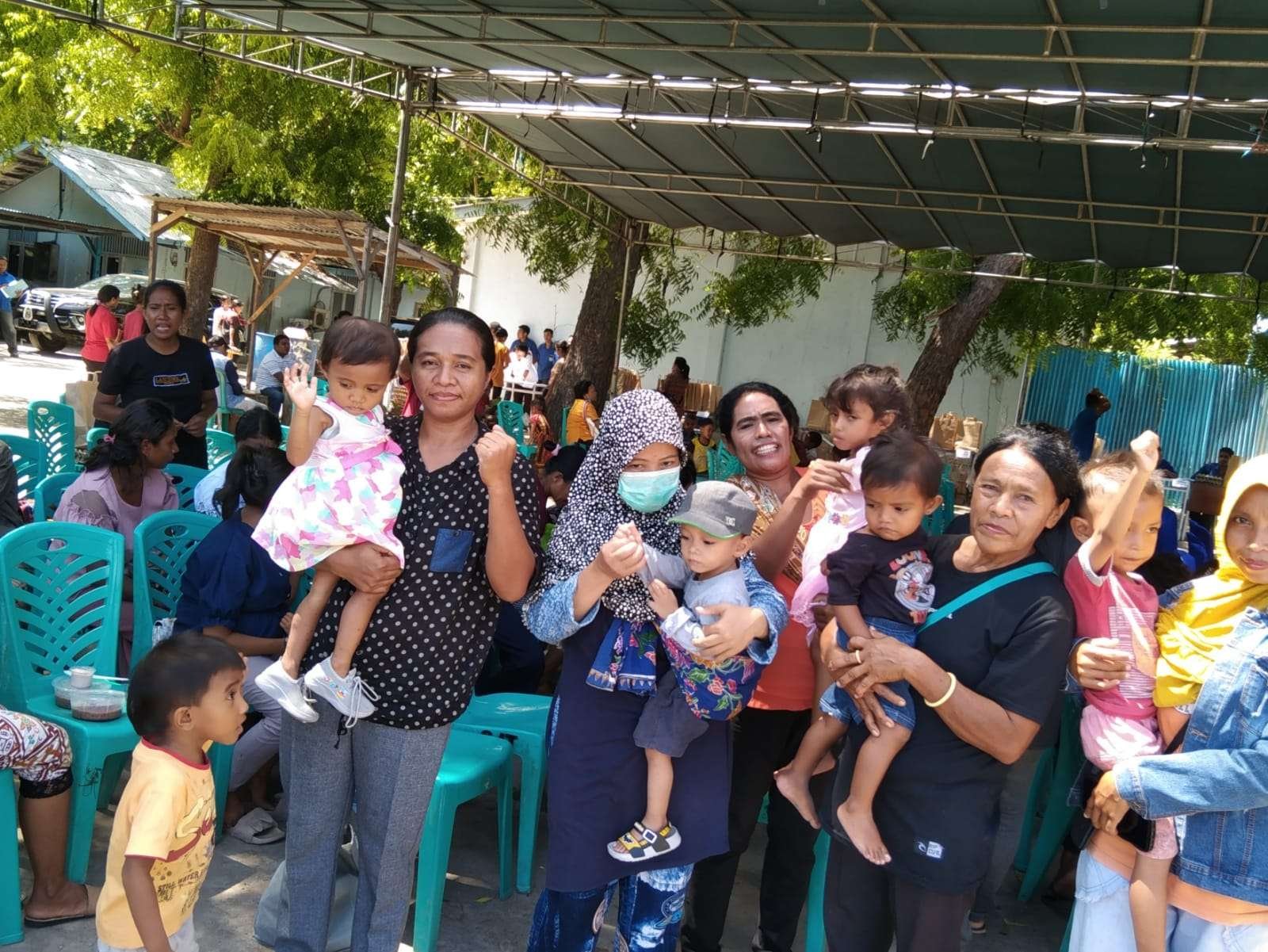 Ketika Uskup Maumere Bagikan Makanan Bergizi untuk Ratusan Balita Lintas Agama di Sikka