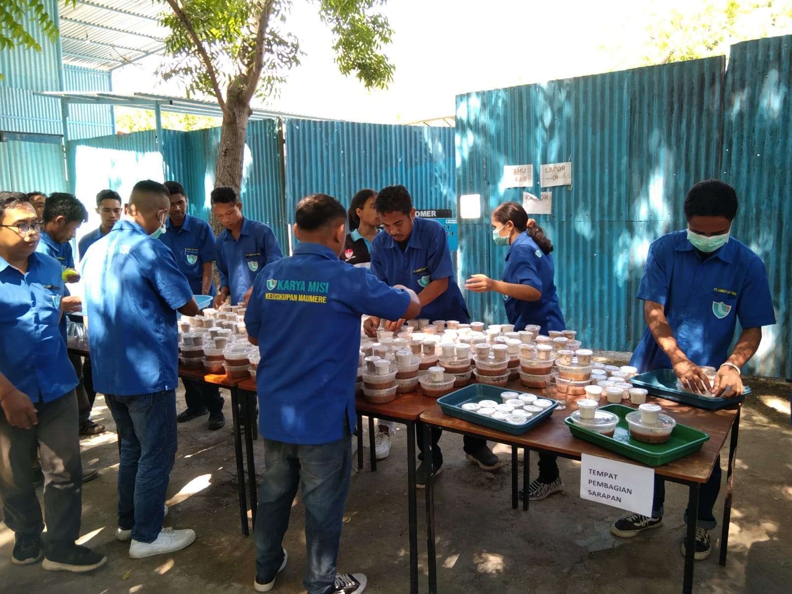Ketika Uskup Maumere Bagikan Makanan Bergizi untuk Ratusan Balita Lintas Agama di Sikka