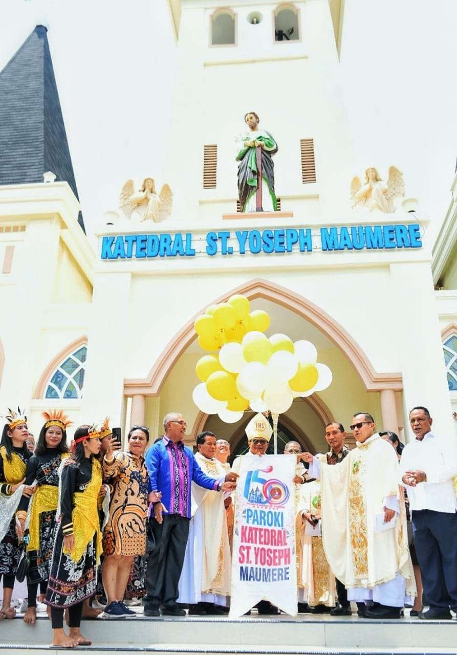 Gereja Tua Katedral Santo Yoseph Maumere; Kita Berteduh di Bawah Atapnya