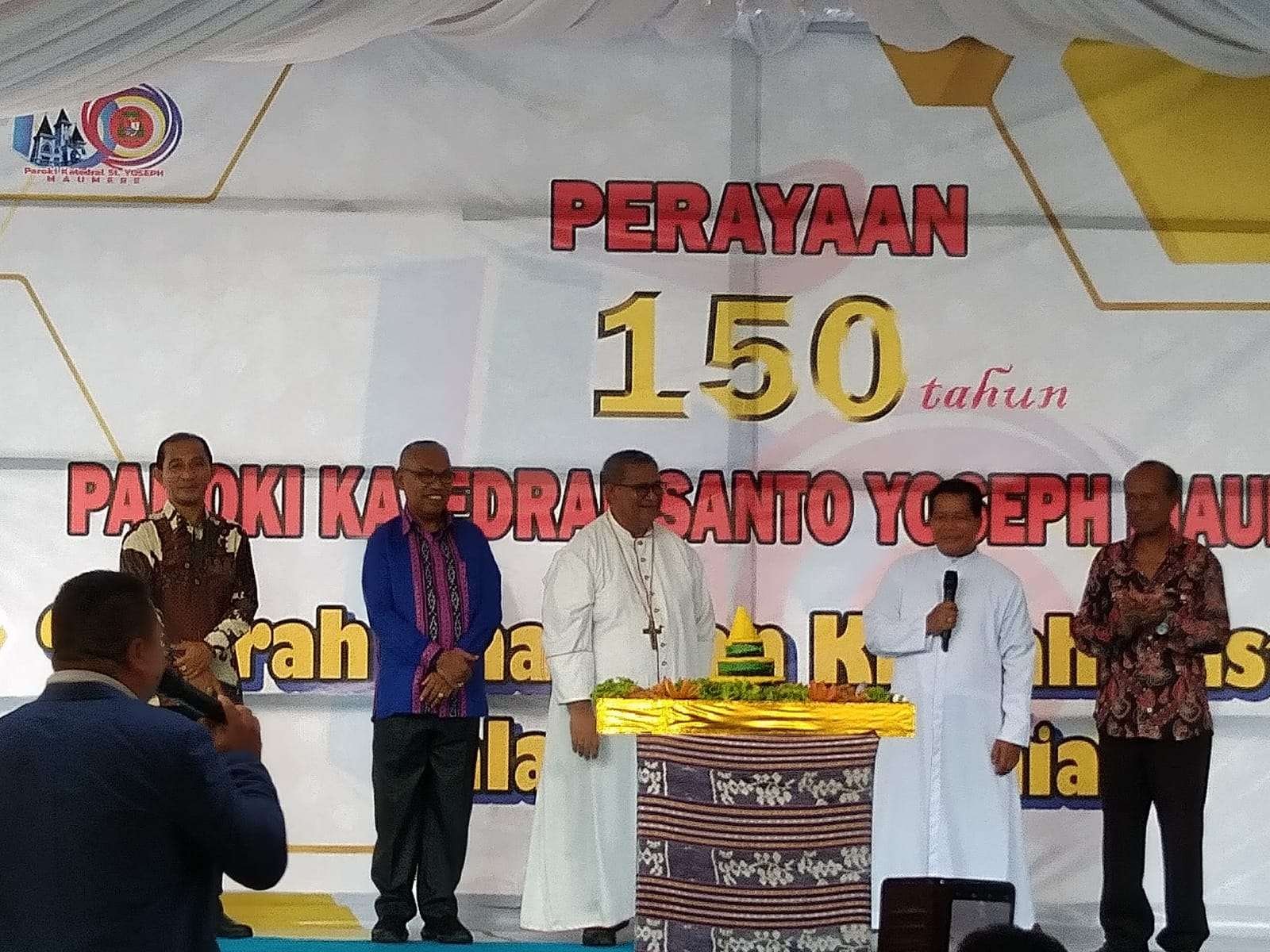 Gereja Tua Katedral Santo Yoseph Maumere; Kita Berteduh di Bawah Atapnya