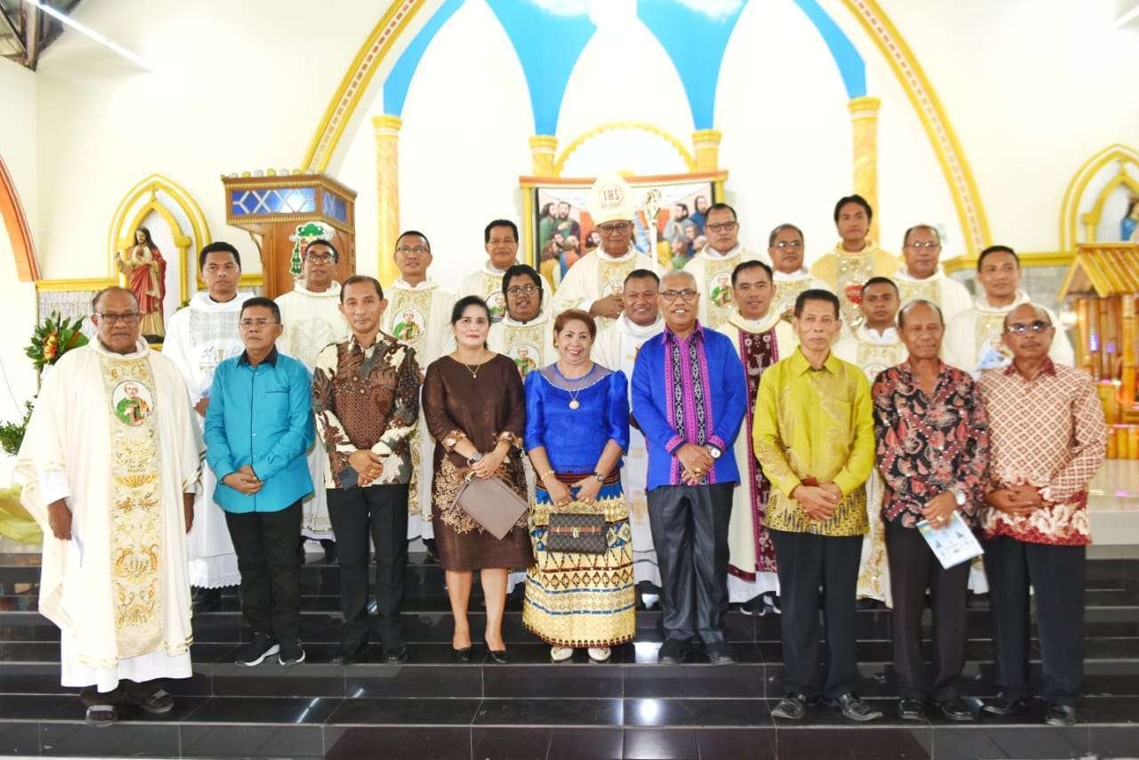 Gereja Tua Katedral Santo Yoseph Maumere; Kita Berteduh di Bawah Atapnya