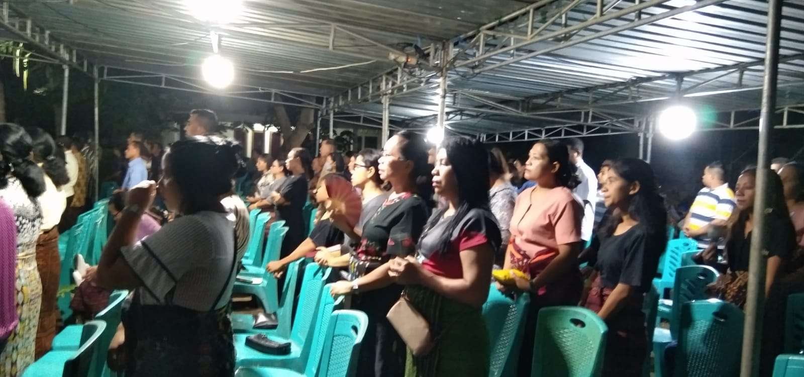 Puluhan Imam Lintas Kongregasi dan Alumni SMANSA Maumere “Bereuni” di Pusara Katekis Dua Maria Margaretha