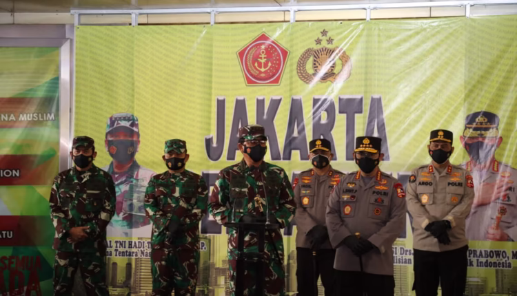 Sambangi Pasar Tanah Abang, Panglima TNI dan Kapolri Bagikan Masker