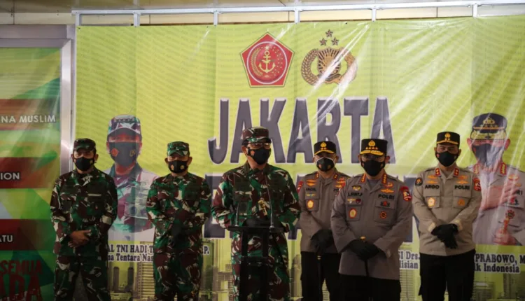 Sambangi Pasar Tanah Abang, Panglima TNI dan Kapolri Bagikan Masker