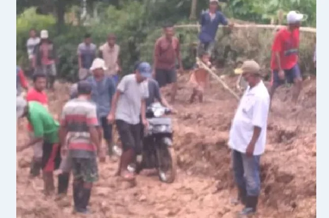 Warga 5 Dusun di Desa Nggalak Kerja Bakti Benahi Jalan Propinsi yang Rusak di Tureng