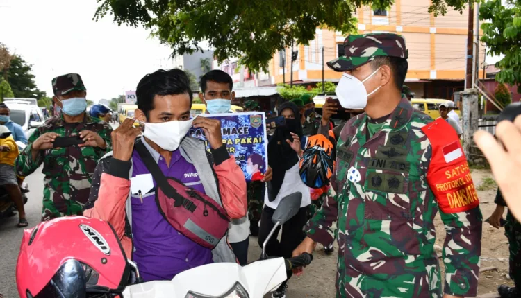 Danrem Kota Sorong Bagi Masker