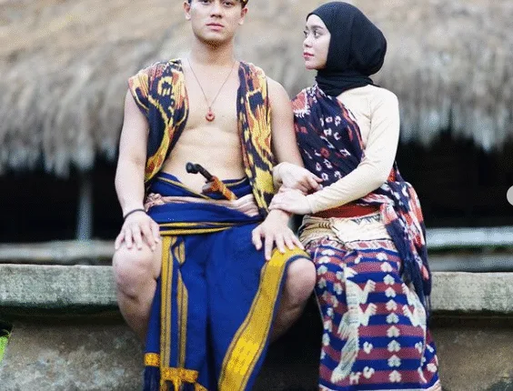 Liburan di Sumba, Lesti dan Rizky Billar Pakai Baju Tradisional Sumba