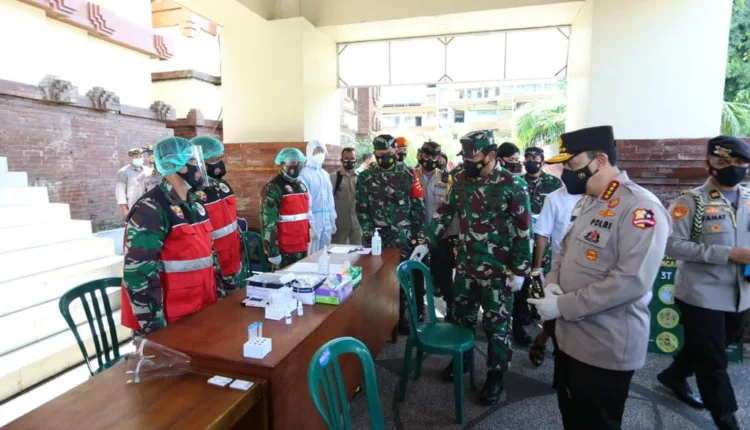 Panglima TNI-Kapolri Kunjungi 2 Pasar di Bali, Cek Penegakan Prokes