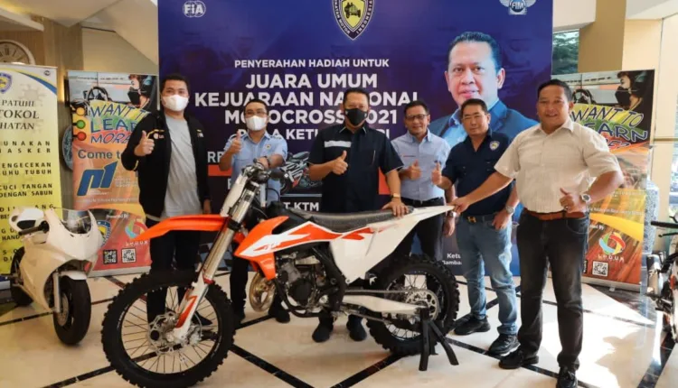 IMI Terima Motor Trail KTM 125 SX Untuk Juara Umum Kejurnas Motocross 2021 Piala Ketua MPR RI