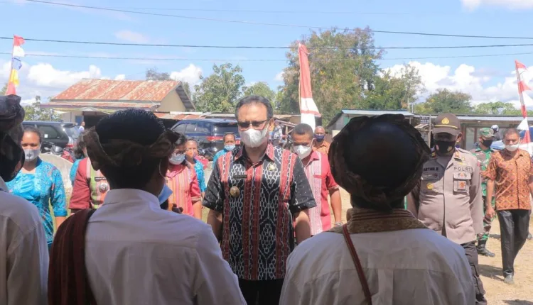 Serahkan BST kepada 62 KPB, Bupati Belu: Uangnya Jangan Pakai untuk Judi