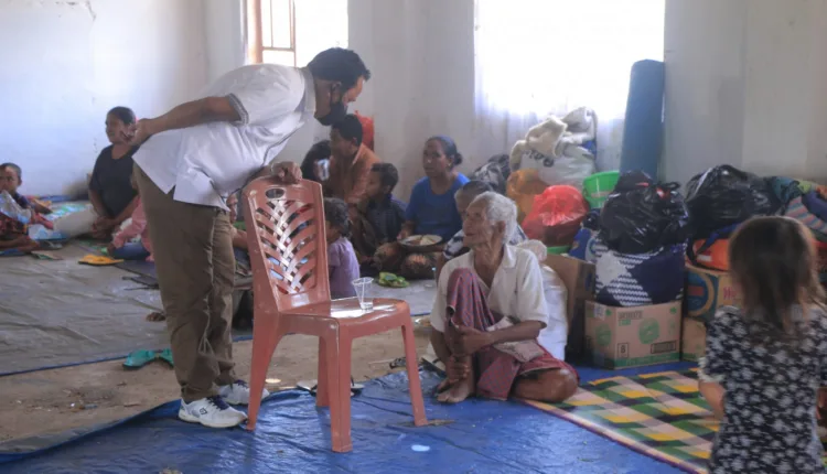 Datangi Barak Pengungsi di Posko Motamaro, Bupati Belu Pantau Ketersediaan Logistik