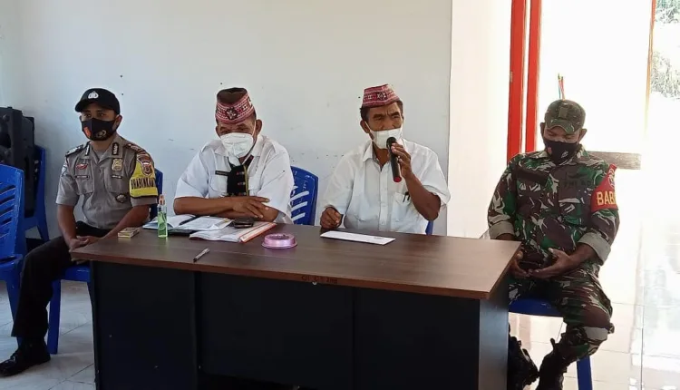 Camat Ndoso Terjun Langsung Pantau Pembagian BLT Tahap Satu