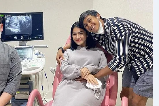 Ekspresi Caesar Hito Melihat Calon Buah Hatinya Ketika Feli Jalani USG Kandungan