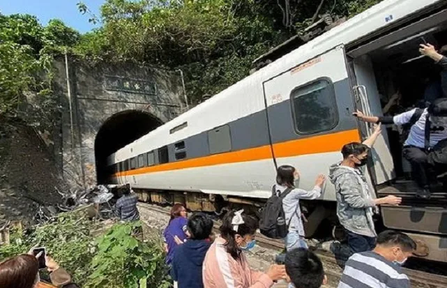 Kereta Api di Taiwan Tergelincir di Terowongan, 36 Orang Meninggal