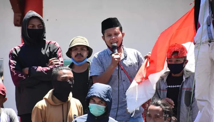 Masyarakat Desa Mata Wae Demo Kantor Bupati Manggarai