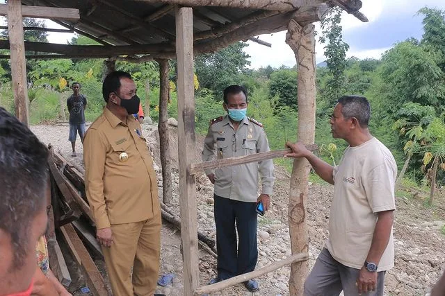 Kunjungi Korban Bencana Longsor Akibat Siklon Tropis Seroja, PJ Bupati Belu: Pemerintah Siap Bantu