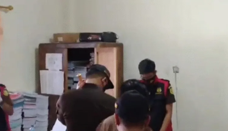 Terkait Dugaan Korupsi Dana BOS di SMPN 1 Reo, Ruang PPO dan BKD Digeledah Kejari Manggarai