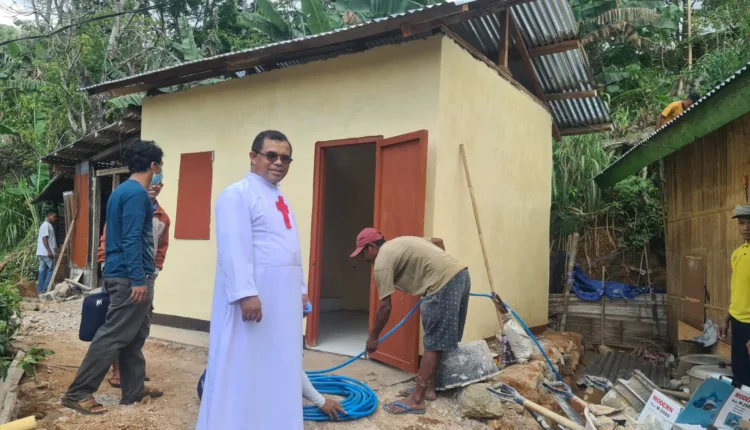 Biara Kamilian Maumere Beri Kado HUT RI ke-76 1 Unit Rumah untuk Seorang ODGJ di Manggarai Barat