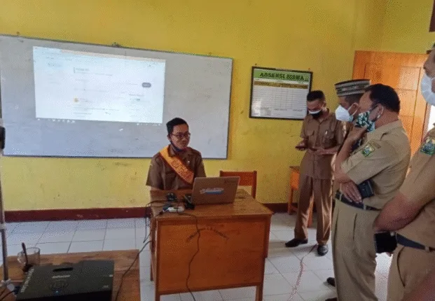 Pantau Proses Belajar Daring di SMPN IV Langke Rembong, Bupati Heri: Pendidikan Tetap Jadi Prioritas