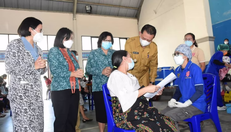 Bupati Manggarai Tinjau Vaksinasi Ibu Hamil dan Pelajar di Ruteng
