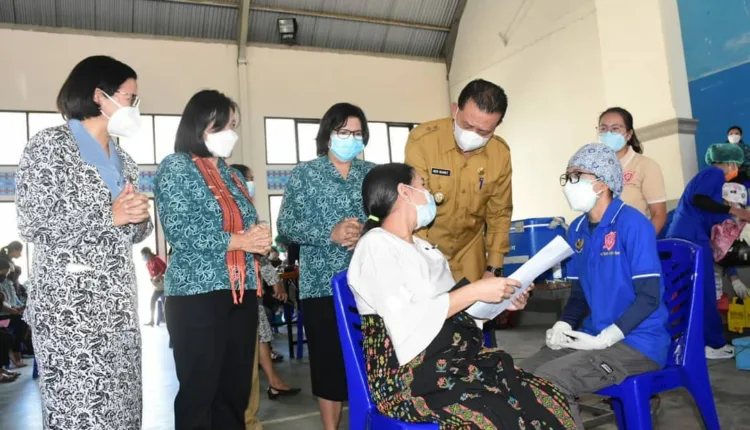 Bupati Manggarai Tinjau Vaksinasi Ibu Hamil dan Pelajar di Ruteng