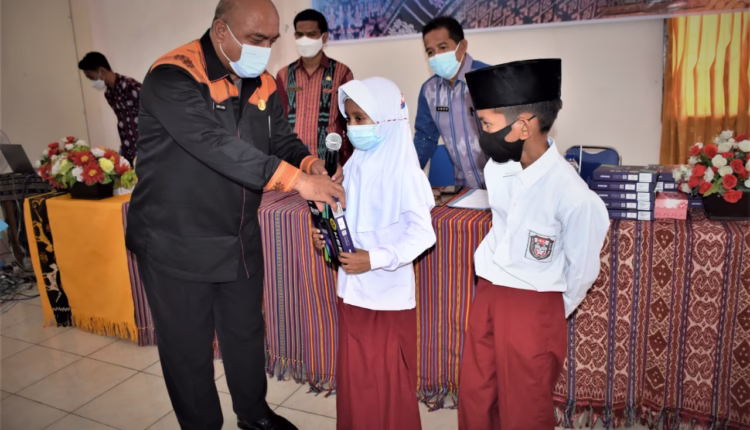 739 Siswa SD dan SMP Dapat Bantuan HP Android dari Pemkot Kupang