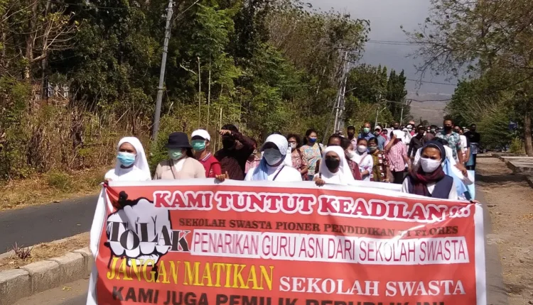 Belasan Suster dan Pastor Gelar Demo Tolak Penarikan Guru Negeri dari Sekolah Swasta di Sikka