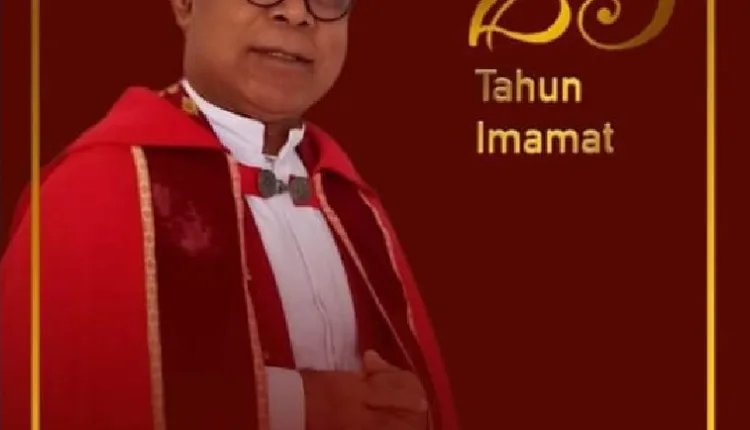Ketika Siswi Muslim Berjilbab Hibur Para Pastor dan Suster Saat Syukuran Perak Imamat Romo Quirinus Galmin di Maumere