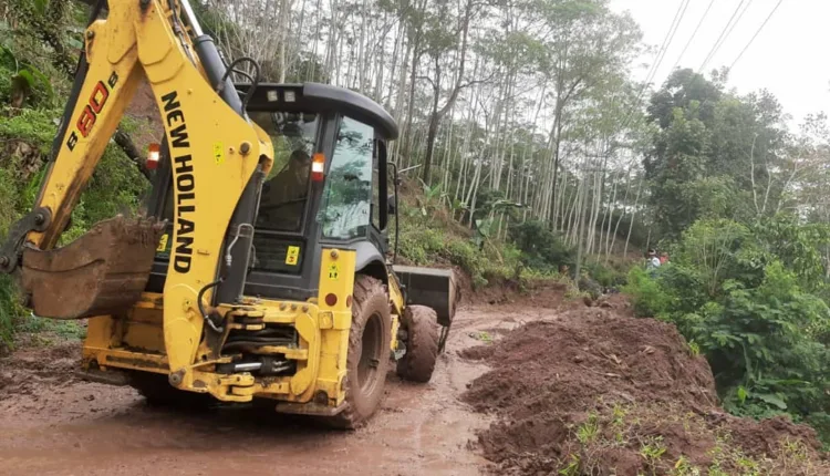 Ruas Jalan Ruteng-Iteng Jadi Langganan Longsor, Bupati Manggarai Datangi Lokasi
