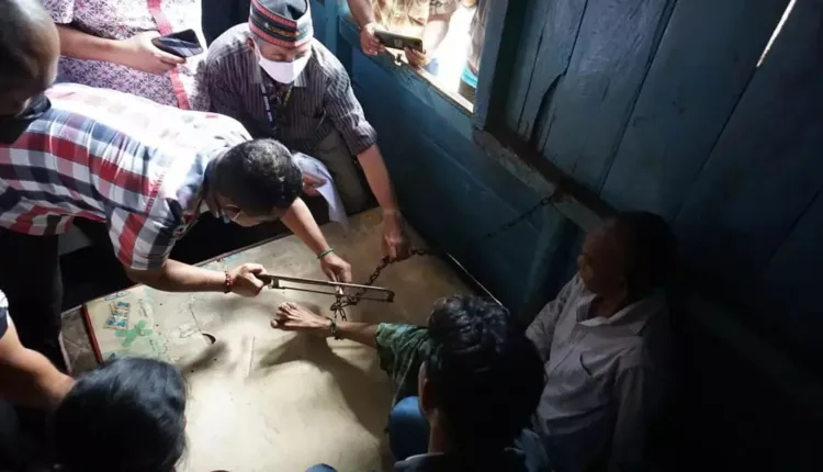 Bupati Hery Buka Gembok Kurungan dan Potong Rantai yang Membelenggu Dua ODGJ di Manggarai