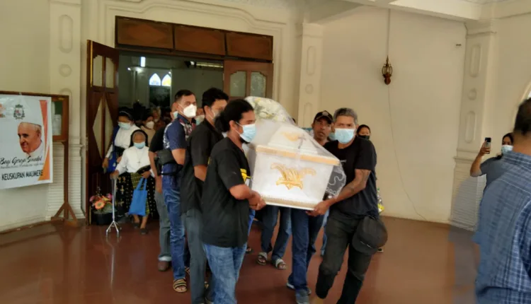 Ribuan Warga Lintas Agama di Kabupaten Sikka Antar Jenazah Pejuang Kemanusiaan Suster Esto ke Pekuburan SSpS Wairkoja