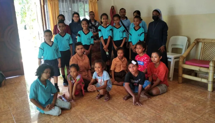 Siswa Penerima Komuni Pertama SDK Yos Sudarso Berbagi Kasih di Panti ALMA Maumere