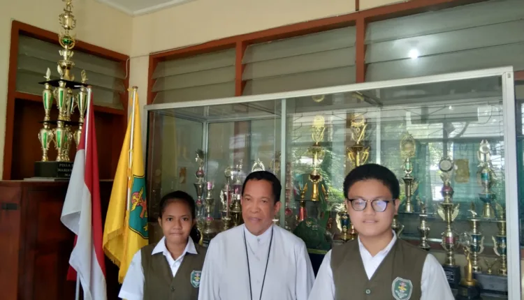 Dinas PKO Sikka Apresiasi Siswa SMPK Frater yang Medali Meraih Emas Bidang Studi IPS Terpadu Kompetisi Sains Tingkat Nasional