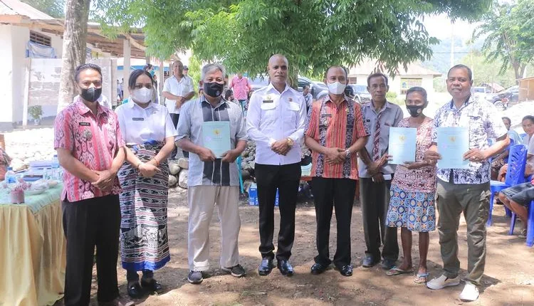 Serahkan 500 Sertifikat Tanah kepada Masyarakat Tohe, Wabup Belu: Jangan Digadai untuk Pesta