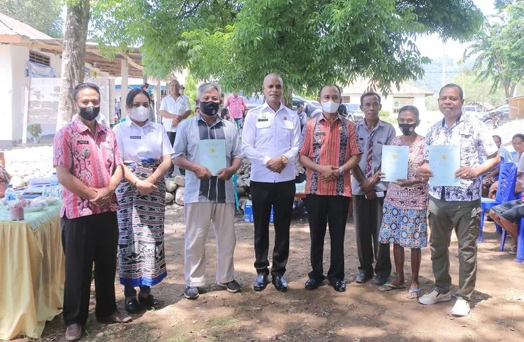 Serahkan 500 Sertifikat Tanah kepada Masyarakat Tohe, Wabup Belu: Jangan Digadai untuk Pesta