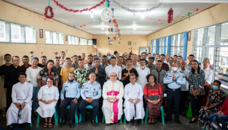 Momen Natal, AUSSI Ruteng Gandeng Keuskupan Kunjungi Para Tahanan di Lapas