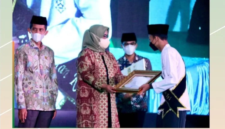 Bupati Ade Yasin Wisuda 300 Peserta Tahfidz Al-Quran Angkatan ke-1 Tingkat Kabupaten Bogor