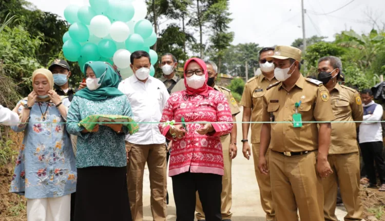 Bupati Bogor Tinjau Langsung Kegiatan Pembangunan Jalan Desa Melalui Bantuan Keuangan Program SAMISADE