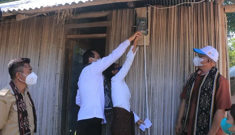 27 KK Dusun Asulait di Perbatasan Terima Bantuan Listrik Gratis, Bupati Belu: Terimakasih kepada PLN