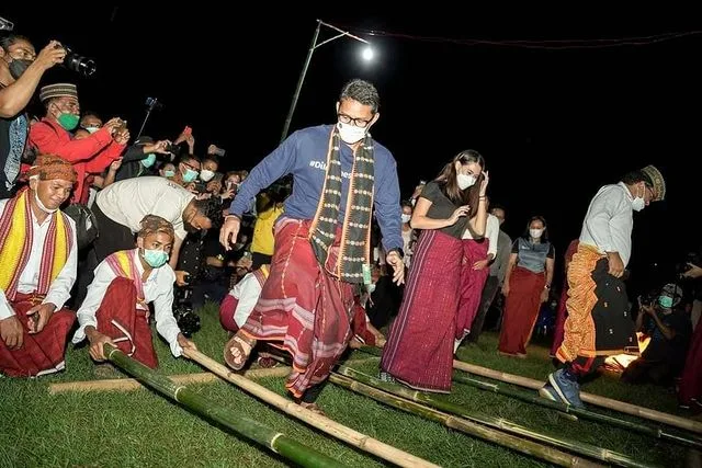 Sandiaga Uno Antusias Ikut Tarian Rangkuk Alu di Wae Rebo
