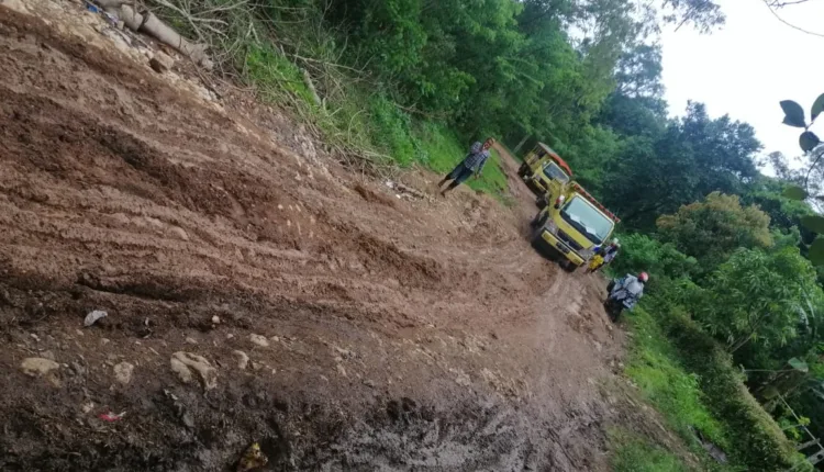 Jalan Propinsi di Tureng Rusak Parah, Lalu Lintas Reo-Rego Tersendat