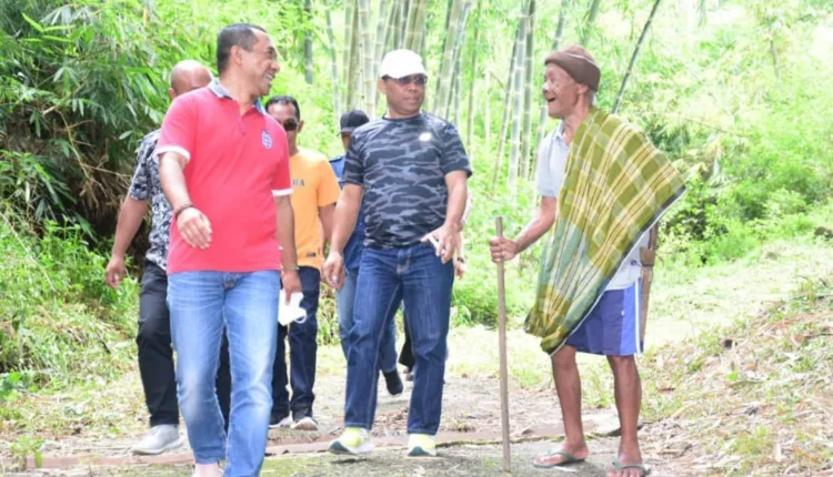 Tinjau Dua Lokasi Mata Air di Langke Rembong, Bupati Hery Cek Kondi Jalan Menuju Mata Air