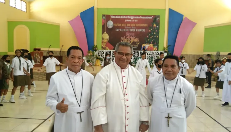 Uskup Edwaldus dan Pastor Paroki Katedral Maumere Bergoyang Jai Meriahkan Natal Bersama di SMPK Frater Maumere