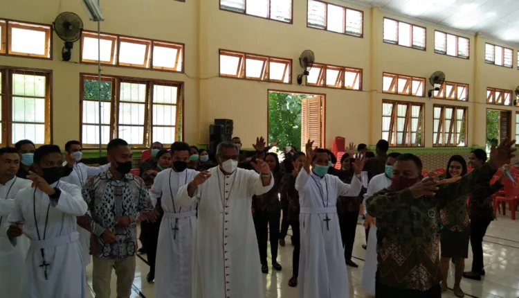 Uskup Edwaldus dan Pastor Paroki Katedral Maumere Bergoyang Jai Meriahkan Natal Bersama di SMPK Frater Maumere