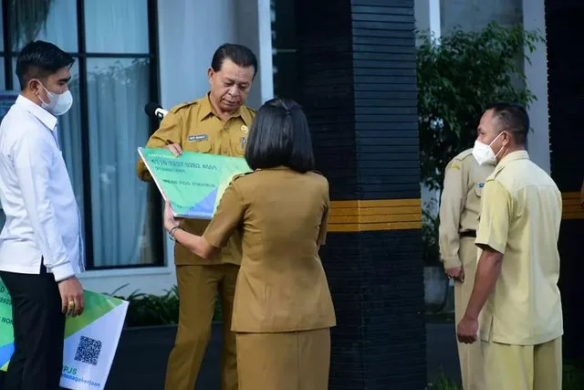 Bagikan Kartu Keanggota BPJS, Wabup Manggarai: ini Cara Negara Melindungi Kita