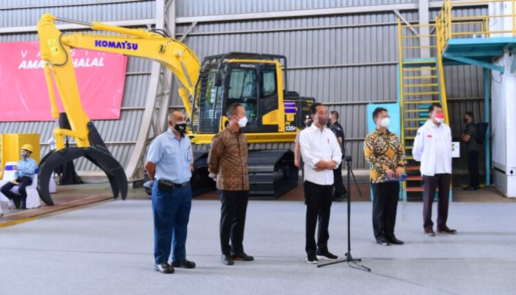 Tinjau Pelaksanaan Vaksinasi Booster Pekerja Industri, Jokowi: Kita Harapkan Terus Bergerak di Industri yang Lain